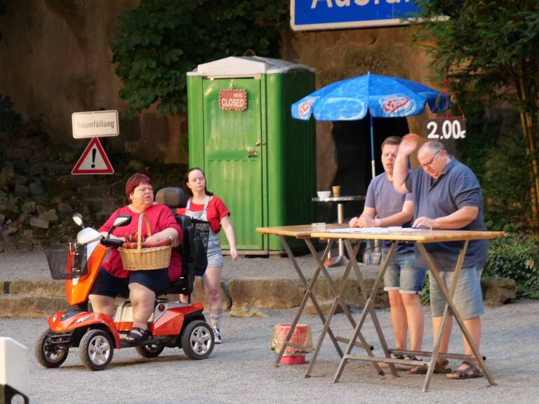 Freilichtbühne: Premiere „Currywurst mit Pommes“ 2024