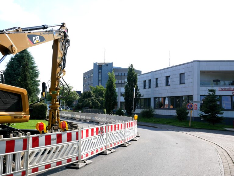 Für die Verlegung eines Stromkabels wird die Straße am Heckgeist für den normalen Verkehr gesperrt. Feuerwehr und Rettungsdienst können in dieser Zeit ungehindert in beide Richtungen an- und abfahren. Fotos: Gaby Brüggemann