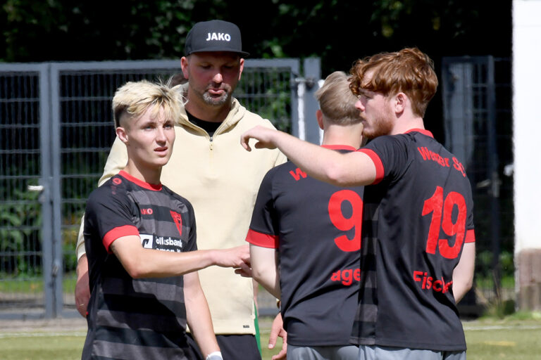 WSC-Trainer Sven Pahnreck muss im Pokalspiel gegen den Oberligisten Westfalia Rhynern auf Yannick Lachowicz (l.) und Frederic Fischer (r.) verzichten. Foto: MSW