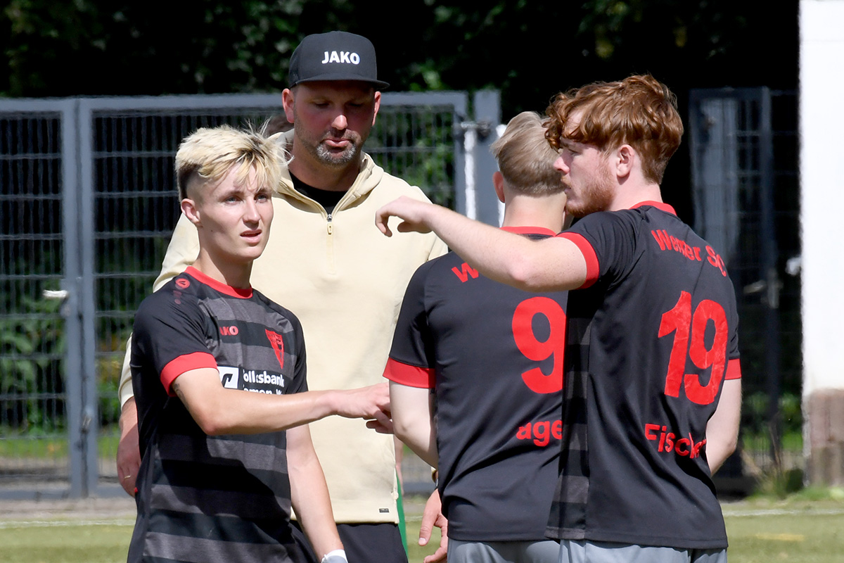 WSC-Trainer Sven Pahnreck muss im Pokalspiel gegen den Oberligisten Westfalia Rhynern auf Yannick Lachowicz (l.) und Frederic Fischer (r.) verzichten. Foto: MSW