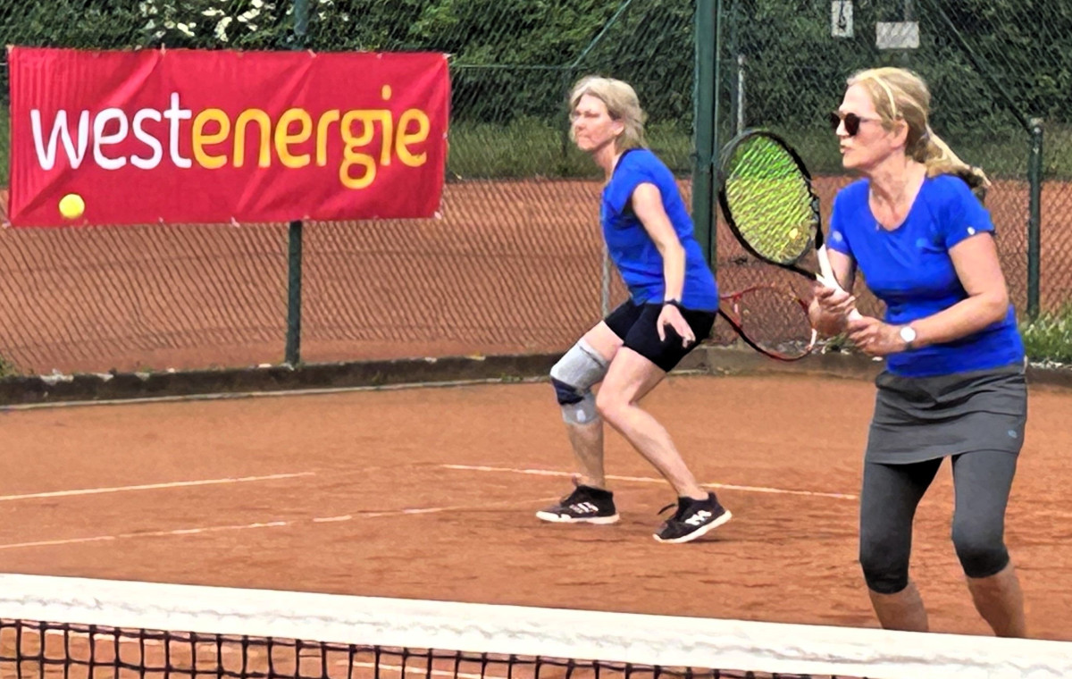 Die Neuzugänge Jennifer Bergmann und Daniela Hols erste Erfahrungen im Ligaspiel. Foto: privat