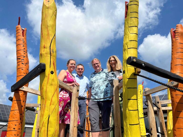 Das neue Spielgerät ist gut gelungen – davon überzeugten sich Daniela Kuropka, Vorsitzende des Fördervereins der katholischen Grundschule Capelle (v.l.), Bürgermeister Dietmar Bergmann, Guido Mattern (Fachbereich Bauen, Planung, Umwelt der Gemeinde Nordkirchen) und Nicole Zombik, Schulleiterin Grundschulverbund Nordkirchen. Foto: Gemeinde Nordkirchen/Hauck