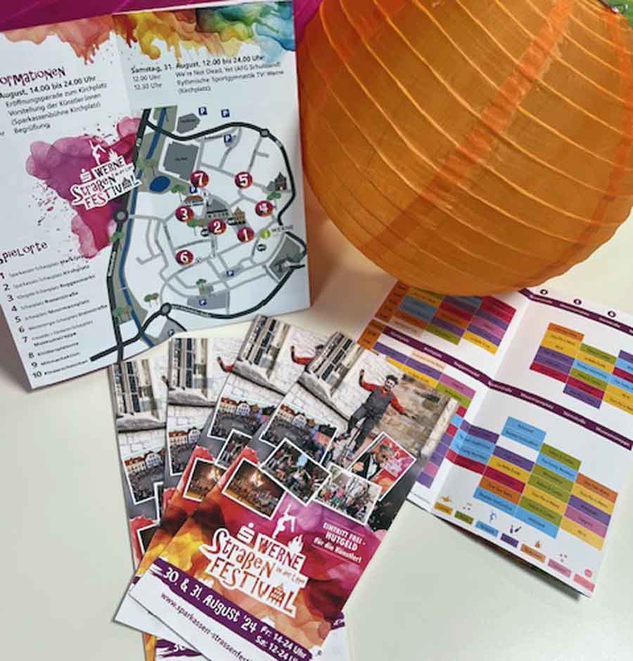 Die wichtigsten Informationen zum Straßen-Festival finden Interessierte auch auf dem frisch gedruckten Flyer. Foto: Werne Marketing GmbH