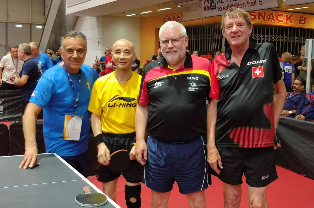 In der Vorrunde der TT-Senioren-WM traf Axel Brocke (3.v.l.) vom TTC auf Pierre-Alain Praplan (SUI), Antonello Tiana (ITA) und Haiqi Cui (CHN), den Dritten der Senioren-WM 2028. Foto: privat