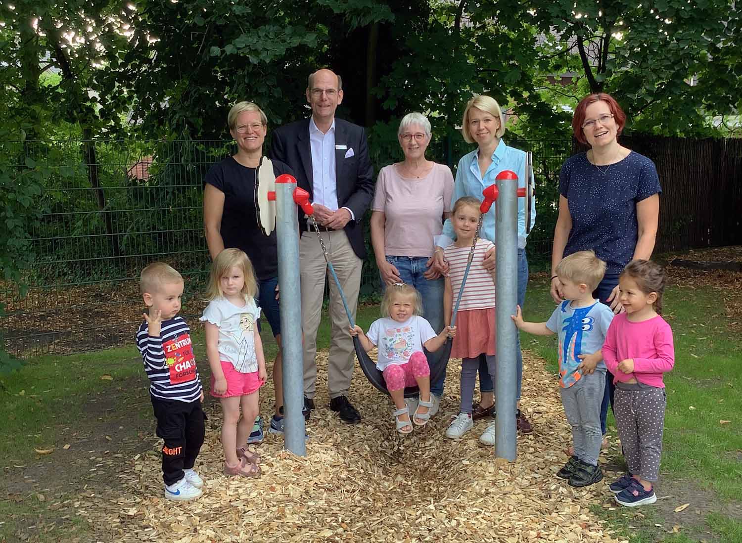 Freuen sich über die neue Schaukel (von links): Ines Budde (Vorsitzende des Fördervereins), Martin Abdinghoff (Stiftung der Sparkasse an der Lippe), Ulrike Plutat (Leitung der Kita), Jenna Schulze-Beckinghausen (Schatzmeisterin des Fördervereins) und Daniela Frie (stellvertretende Leitung der Arche Noah) sowie glückliche Kinder. Foto: privat