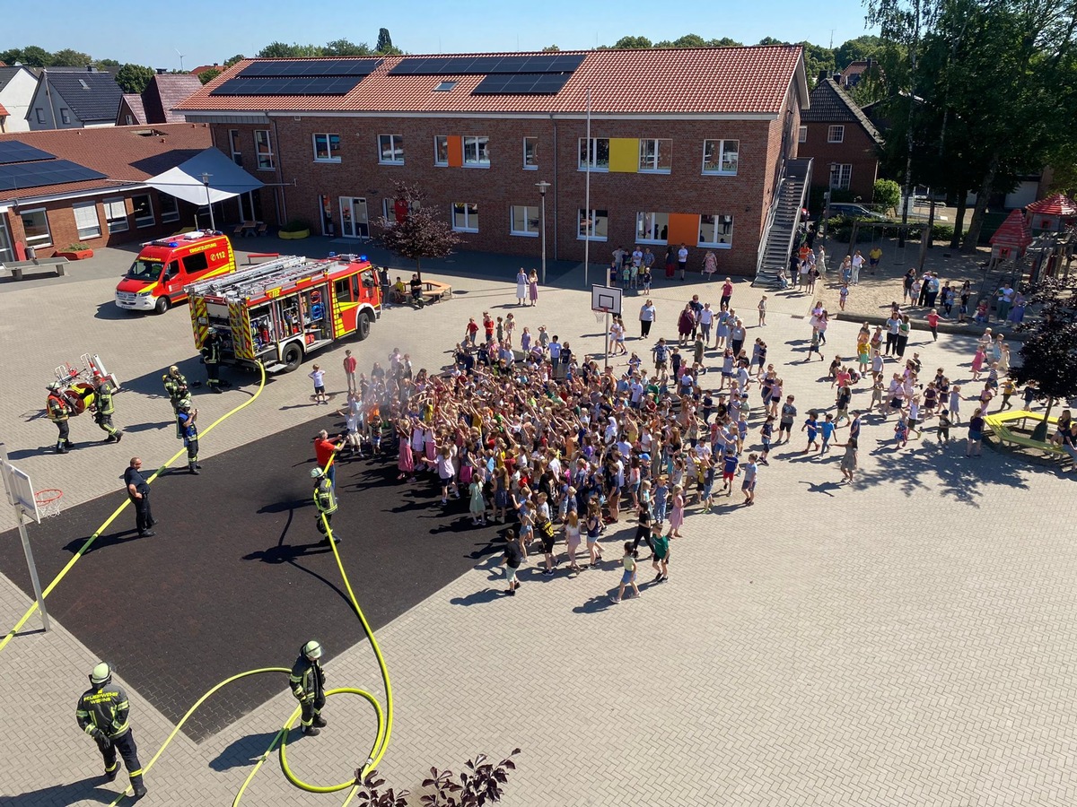 Nach der Zählung meldeten die Lehrkräfte ihre Schülerzahlen an den Schulleiter und den Brandschutzbeauftragten. Mit Blaulicht und Martinshorn rückte die Feuerwehr auf dem Schulhof an. Fotos: Freiwillige Feuerwehr Werne