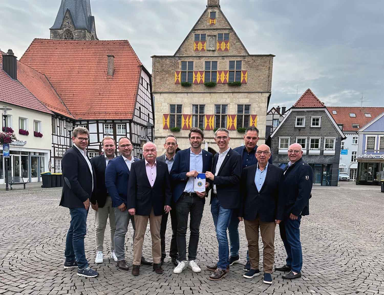 Ein starkes Team im Lions Club Werne an der Lippe: (v.l.) Björn Krietemeyer (Activities), Philipp Gärtner (2. Vize-Präsident), Tobias Lietz (stellv. Sekretär), Willi Grennigloh (Schatzmeister), Dr. Marc Wuttke (1. Vize-Präsident), Andreas Beckhove (Präsident), Dr. Klaus Altfeld (Past-Präsident), Dr. Thomas Neubourg (Sekretär), Carl Reckers (Mitglieder-Beauftragter) und Friedrich Telgmann (Clubmaster). Foto: privat
