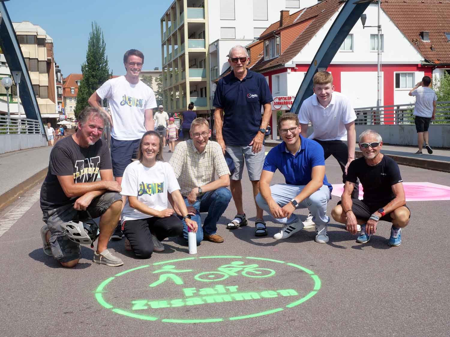 Vertreterinnen und Vertreter der Stadt Lünen sowie vom ADFC haben die Piktogramme gemeinsam auf die Lippebrücke gesprayed. Foto: Stadt Lünen