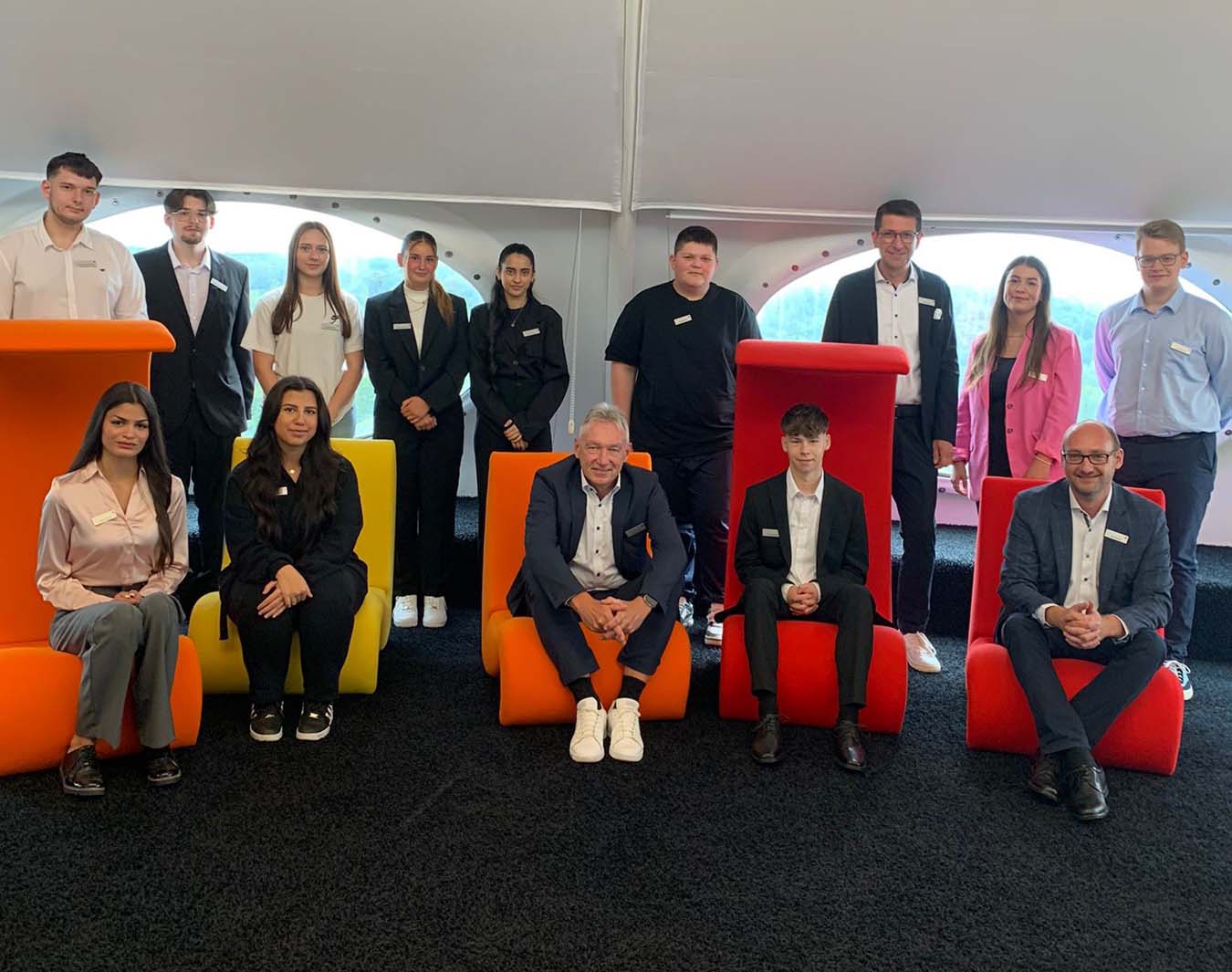 Ausbildungsstart bei der Sparkasse an der Lippe mit (v.l.) Alexander Decker, Susan Ismail, Seray Aydin, Lina Bock, Ayten Karagülmez, Rida Rind, Bernd Wieck (Abteilungsdirektor Vorstandsstab) Daniel Gilich, Florian Buhle, Heiko Rautert (Vorstandsvor-sitzender), Merve Yilmaz, Nils Klausen (Ausbildungsleiter) und Leon Bzdziel. Es fehlt: Alaa Aged Kaso. Foto: Sparkasse an der Lippe