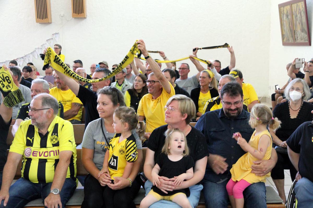 Bereits zum dritten Mal findet im Dietrich-Bonhoeffer-Zentrum ein Fußball-Gottesdienst mit schwarz-gelbem Anstrich statt. Archivfoto: Wagner
