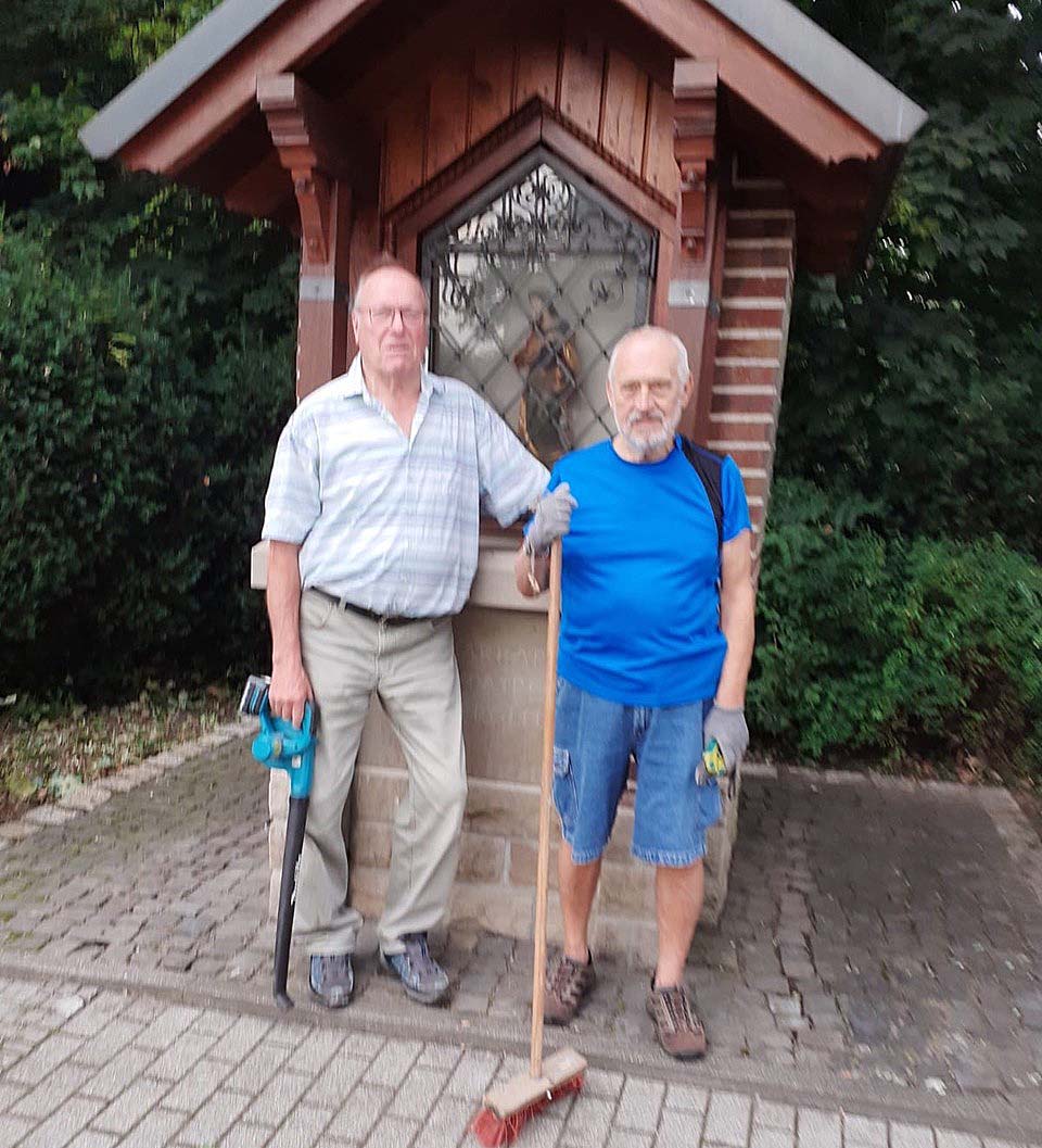Dieter Gase und Heinz Bülhoff brachten die Heilige Barbara wieder auf Vordermann. Foto: Heimatverein