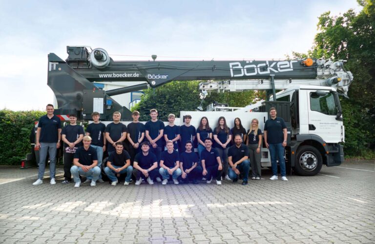 Begrüßung der neuen Talente bei Böcker, auf die eine spannenden und lehrreiche Ausbildungszeit wartet: hinten (v.l.n.r.): Geschäftsführer Alexander Böcker, Luis Bock, Nico Zieseniß, Leon Bräutigam, Max Neufeld, Julian Kletsch, Vladislav Mokh, Görkem Karabel, Sarah Sophia Jahns, Mia Schwittay, Kijara Kremer, Luisa Peters, Geschäftsführer Stephan Kuck; vorne (v.l.n.r.): Marlon Einecke, Goran Vukovic, Tom Chlodek, Johann Bernemann, Halil Ibrahim Demirhan, Salih Isik, Ausbildungsleiter Marc Kleps