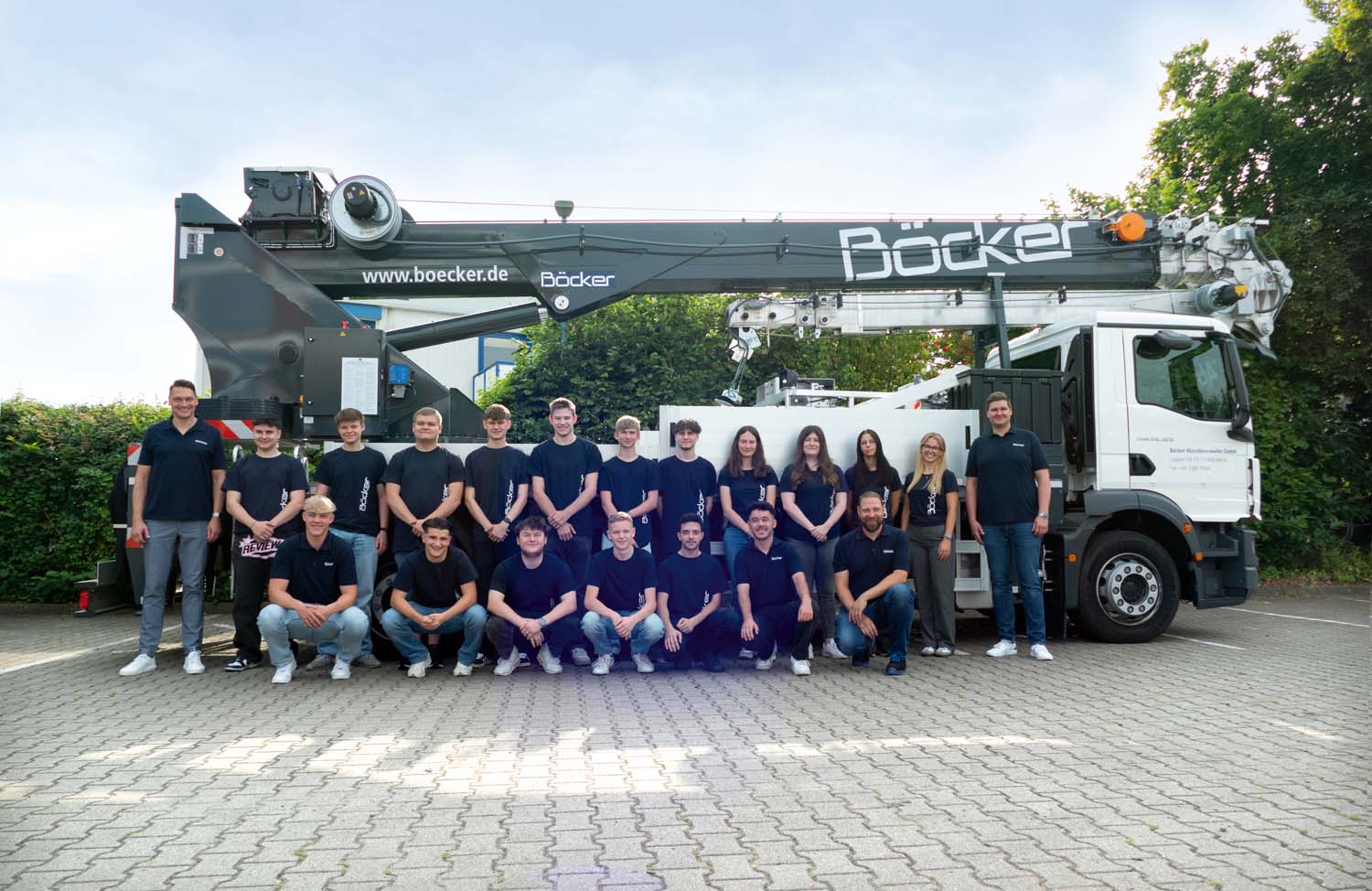 Begrüßung der neuen Talente bei Böcker, auf die eine spannenden und lehrreiche Ausbildungszeit wartet: hinten (v.l.n.r.): Geschäftsführer Alexander Böcker, Luis Bock, Nico Zieseniß, Leon Bräutigam, Max Neufeld, Julian Kletsch, Vladislav Mokh, Görkem Karabel, Sarah Sophia Jahns, Mia Schwittay, Kijara Kremer, Luisa Peters, Geschäftsführer Stephan Kuck; vorne (v.l.n.r.): Marlon Einecke, Goran Vukovic, Tom Chlodek, Johann Bernemann, Halil Ibrahim Demirhan, Salih Isik, Ausbildungsleiter Marc Kleps