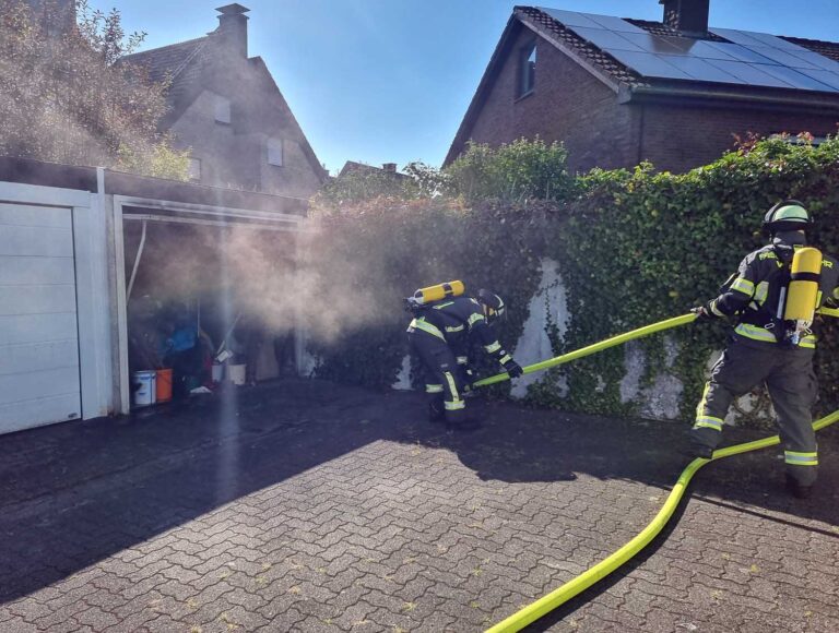 Die Feuerwehr Werne rückte zu einem Garagenbrand aus. Fotos: FFW
