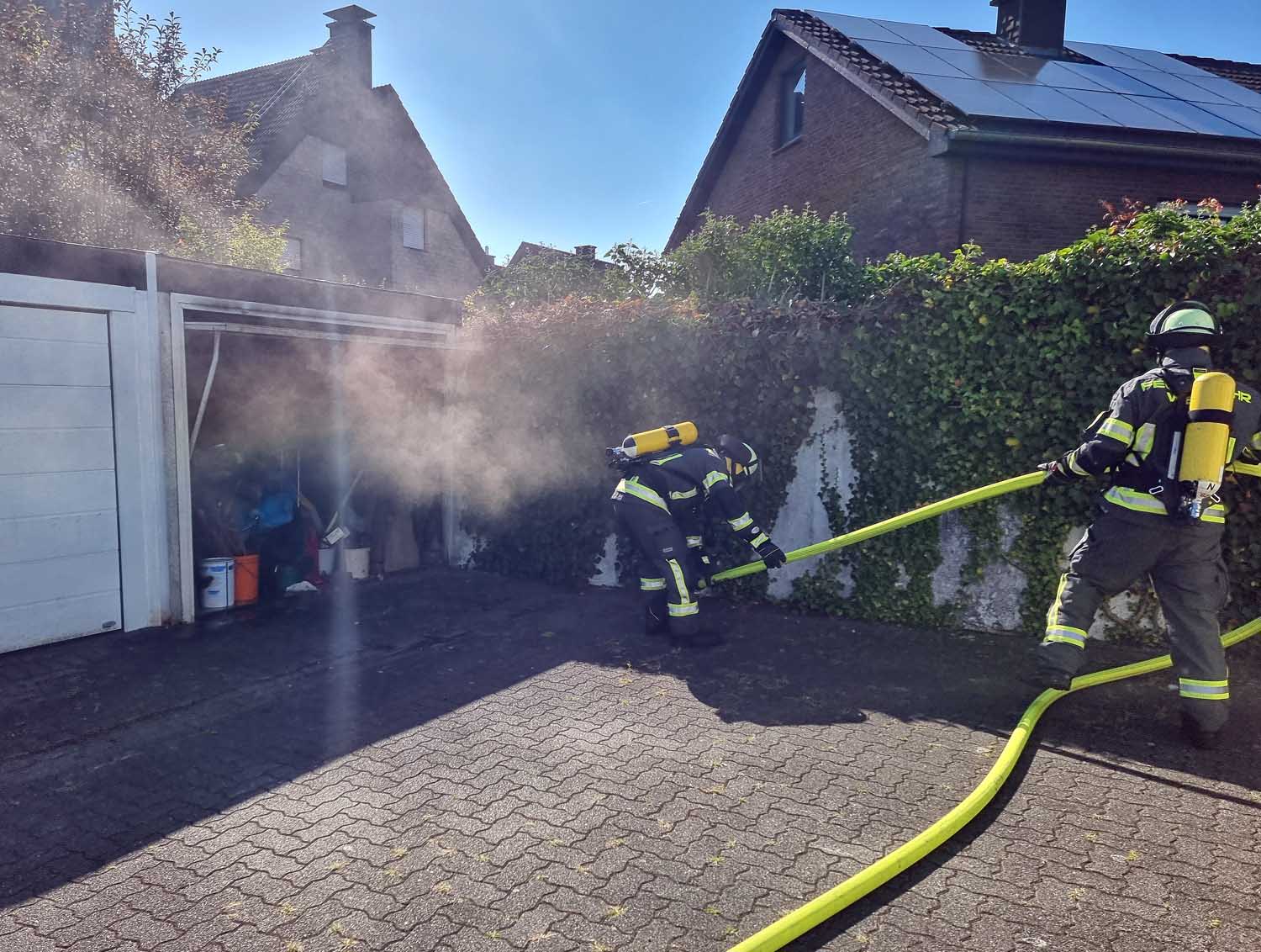 Die Feuerwehr Werne rückte zu einem Garagenbrand aus. Fotos: FFW