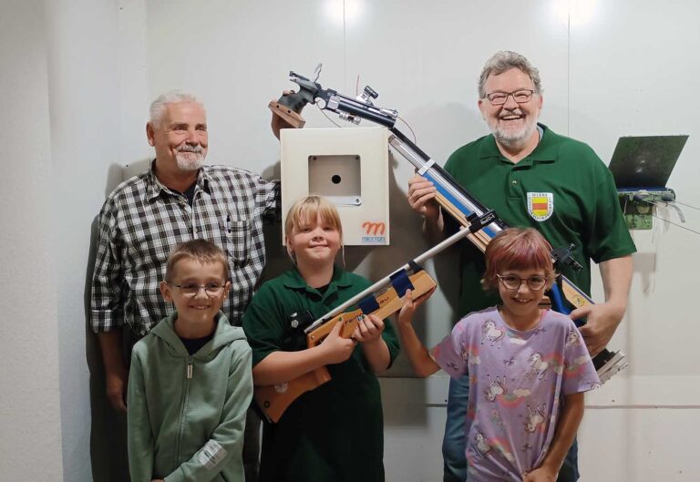 Auf dem Bild ist der erste von zwei Messrahmen zu sehen. Die Vorfreude beim Nachwuchs, dem Sportleiter Wolfgang Schmidt (rechts) und Rainer Havers ist unübersehbar. Foto: privat