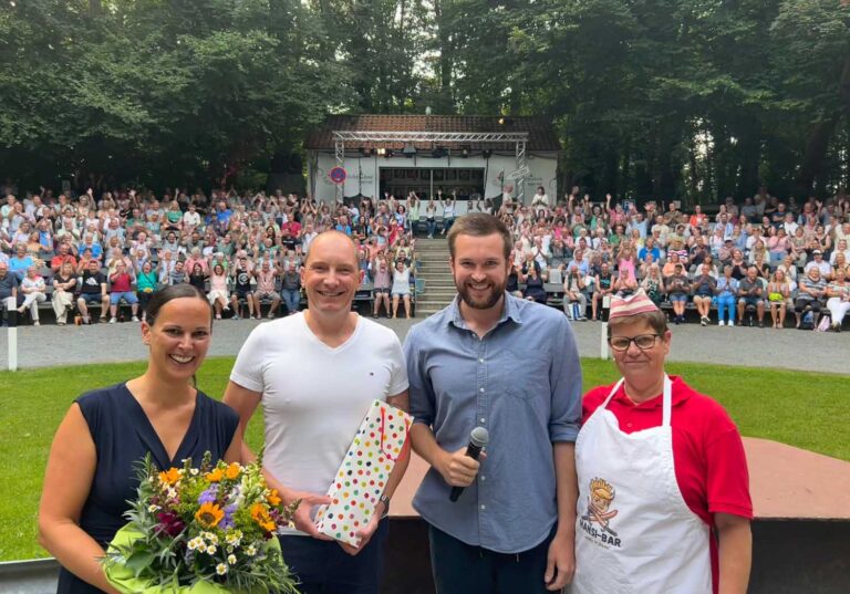 Familie Grootens wurde von Marius Wetter (2. von rechts) und Schauspielerin Tanja Bergmann geehrt. Foto: privat
