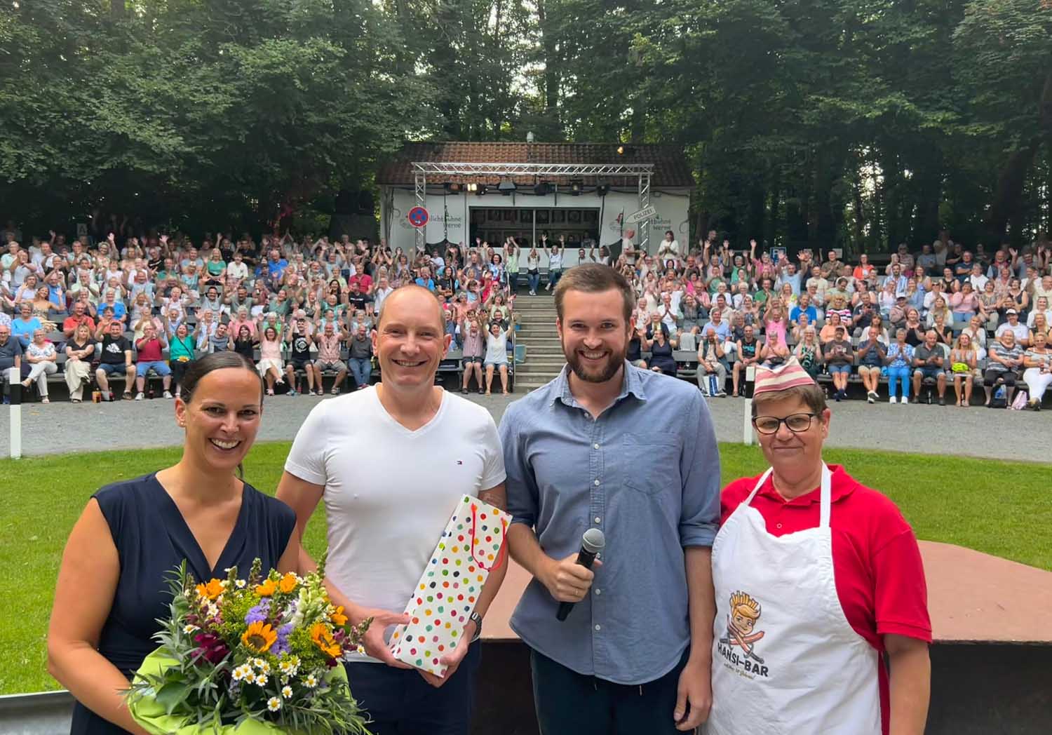 Familie Grootens wurde von Marius Wetter (2. von rechts) und Schauspielerin Tanja Bergmann geehrt. Foto: privat