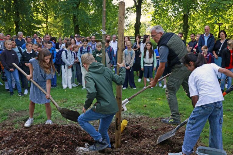 Für die Kinder der neuen Eingangsklassen wurde ein Baum am Gymnasium St. Christophorus gepflanzt. Foto: GSC