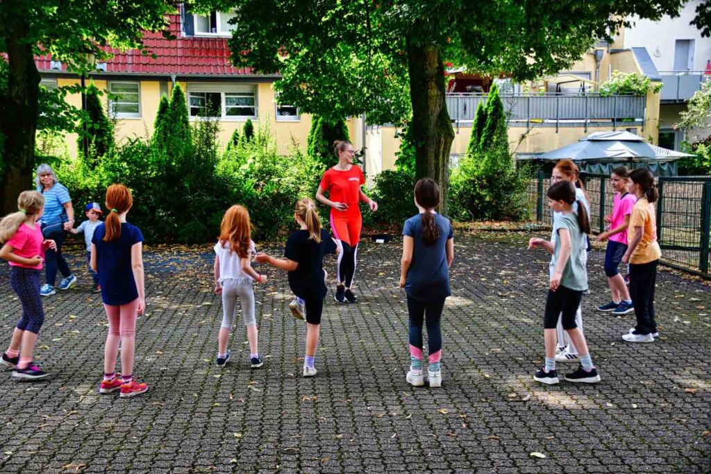 Hip Hop für Kinder fand auf dem Hof vor der Wienbrede-Turnhalle statt.