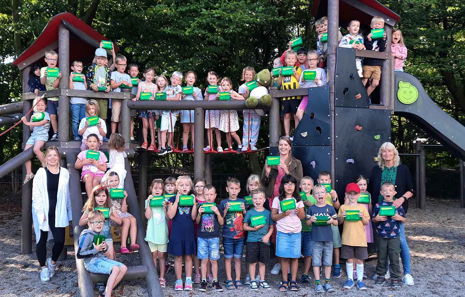 Die Erstklässler/innen der Kardinal-von-Galen-Schule freuten sich über die Brotdosen. Foto: GWA