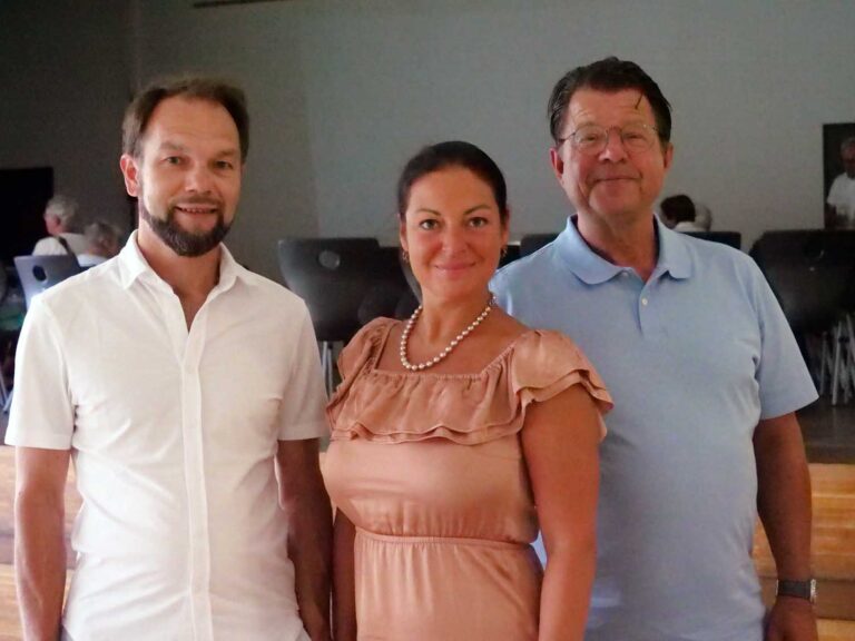 Hubertus Steiner (rechts), künstlerischer Leiter der Gesellschaft der Musikfreunde, begrüßte das Künstlerduo aus Werne: Margarita Lebedkina und Timafei Birukov gestalten im kommenden Jahr das Familienkonzert. Foto: Schwarze