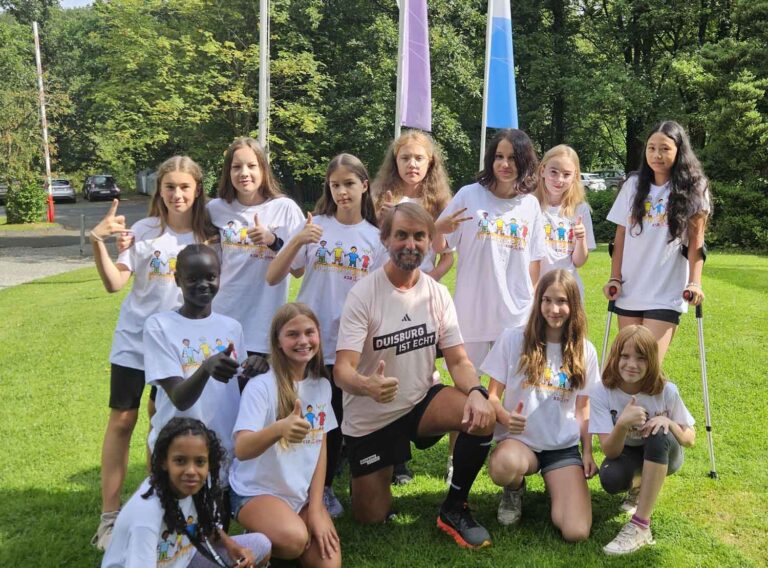 Der Marathon-Pater Tobias unterstützt das Sommerferiencamp des KreisSportBundes Unna in Selm. Fotos: Projekt LebensWert