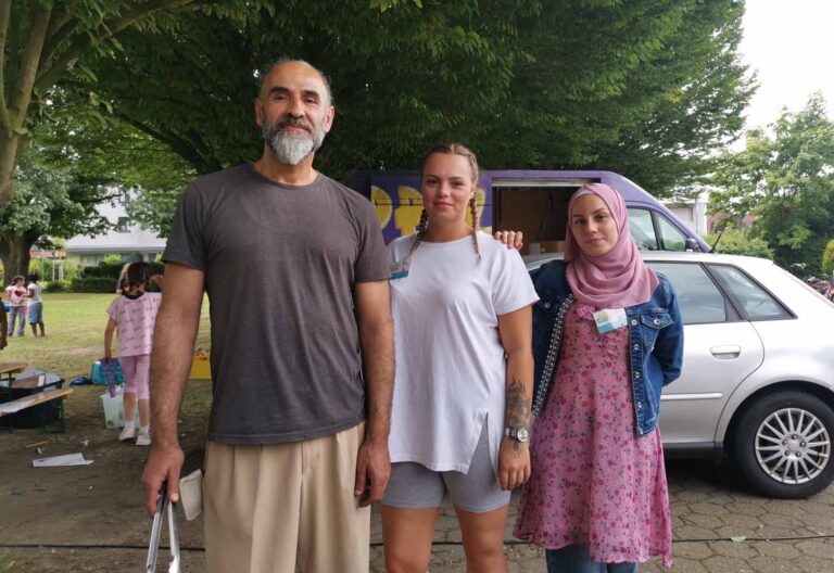 Kenan Tosun, Alina und Alin (rechts) als Teil des Teams am Standort "Am Holtkamp" in Werne. Foto: Johanna Glowacki