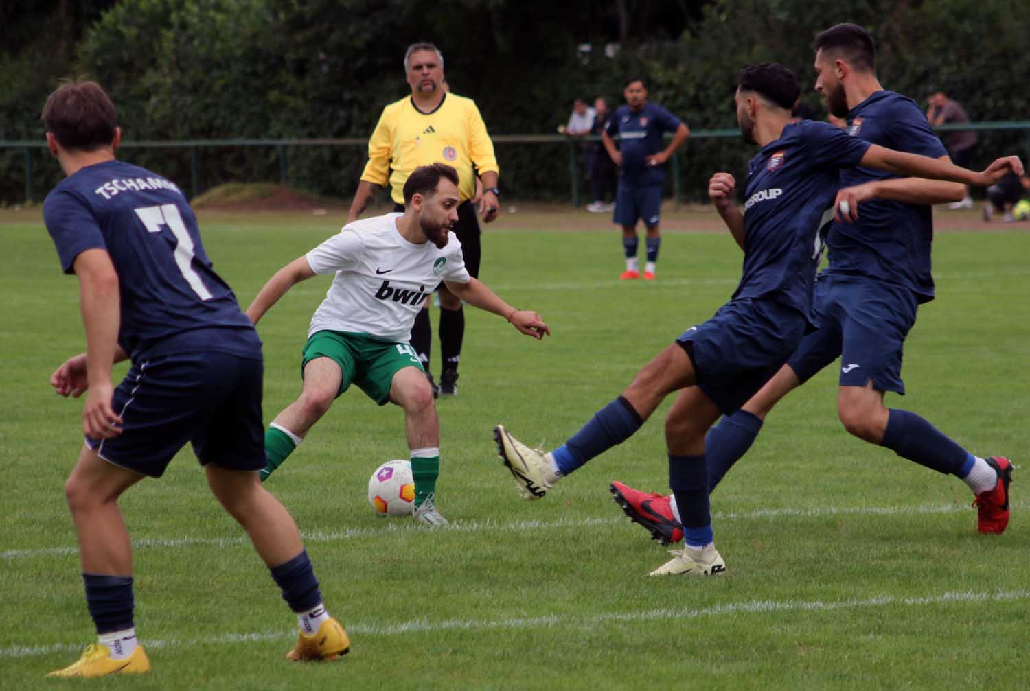 Kaum ein Durchkommen: Der SV Stockum biss sich an der starken TSC-Verteidigung die Zähne aus und verabschiedete sich aus der diesjährigen Pokalsaison. Foto: Wagner
