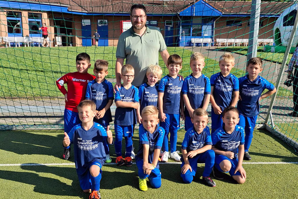 Über neue Trikots vom Kieferorthopäden Dr. Jan-Hendrik Tappe freuten sich die Mini-Kicker des Werner SC. Foto: WSC