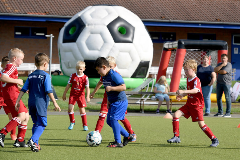 Zur Saisoneröffnung der Jugendmannschaften des Werner SC fand im Lindert ein Sport- und Spielfest statt. Foto: MSW