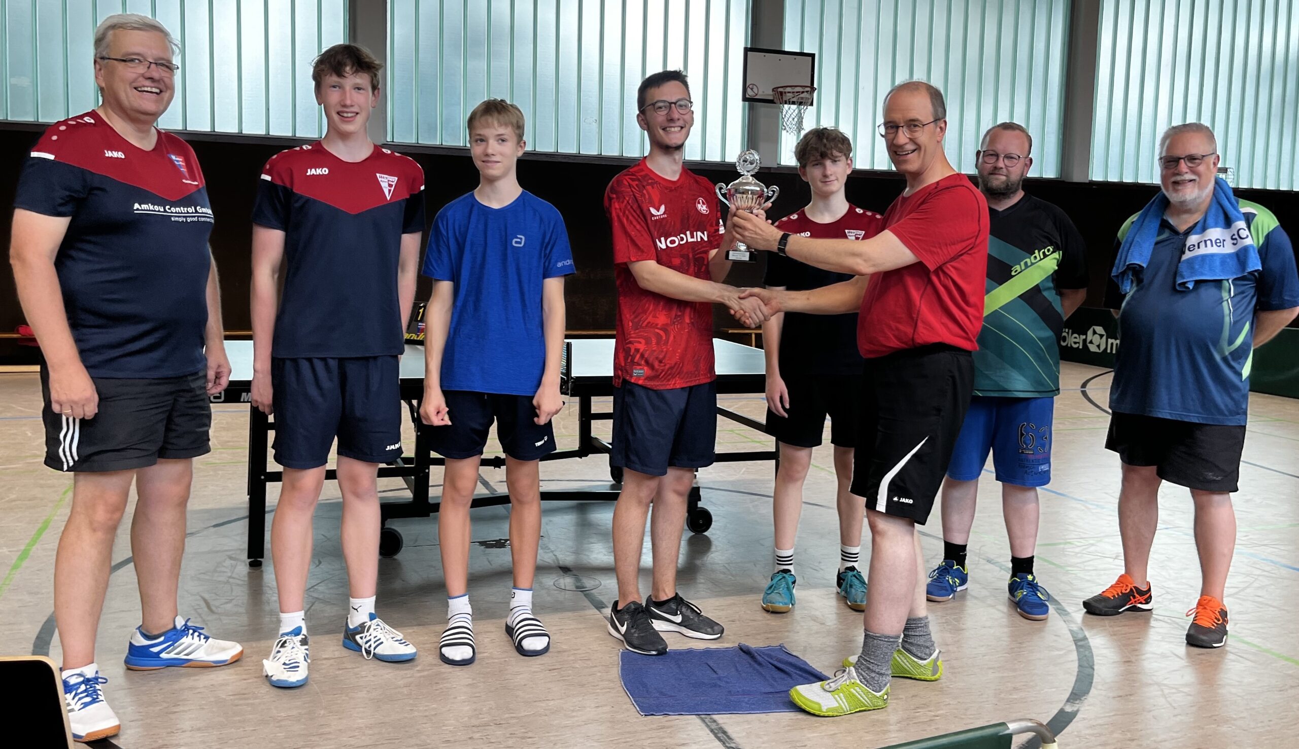 Bei der Siegerehrung überreichte Organisator Manfred Woehl den Pokal an Vereinsmeister Luca Bröcker. Die weiteren Platzierten (v.l.n.r.): Christop Böckenbrink (2. Herren B), Lino Sonnen (1. Herren B, 1. Doppel), Till Bussmann (1. Doppel), Bröcker (1. Herren A), Jan von Frantzius (2. Herren A), Woehl (Organisator), Matthias Holtmann (2. Doppel), Karsten Dahl (2. Doppel). Foto: juef