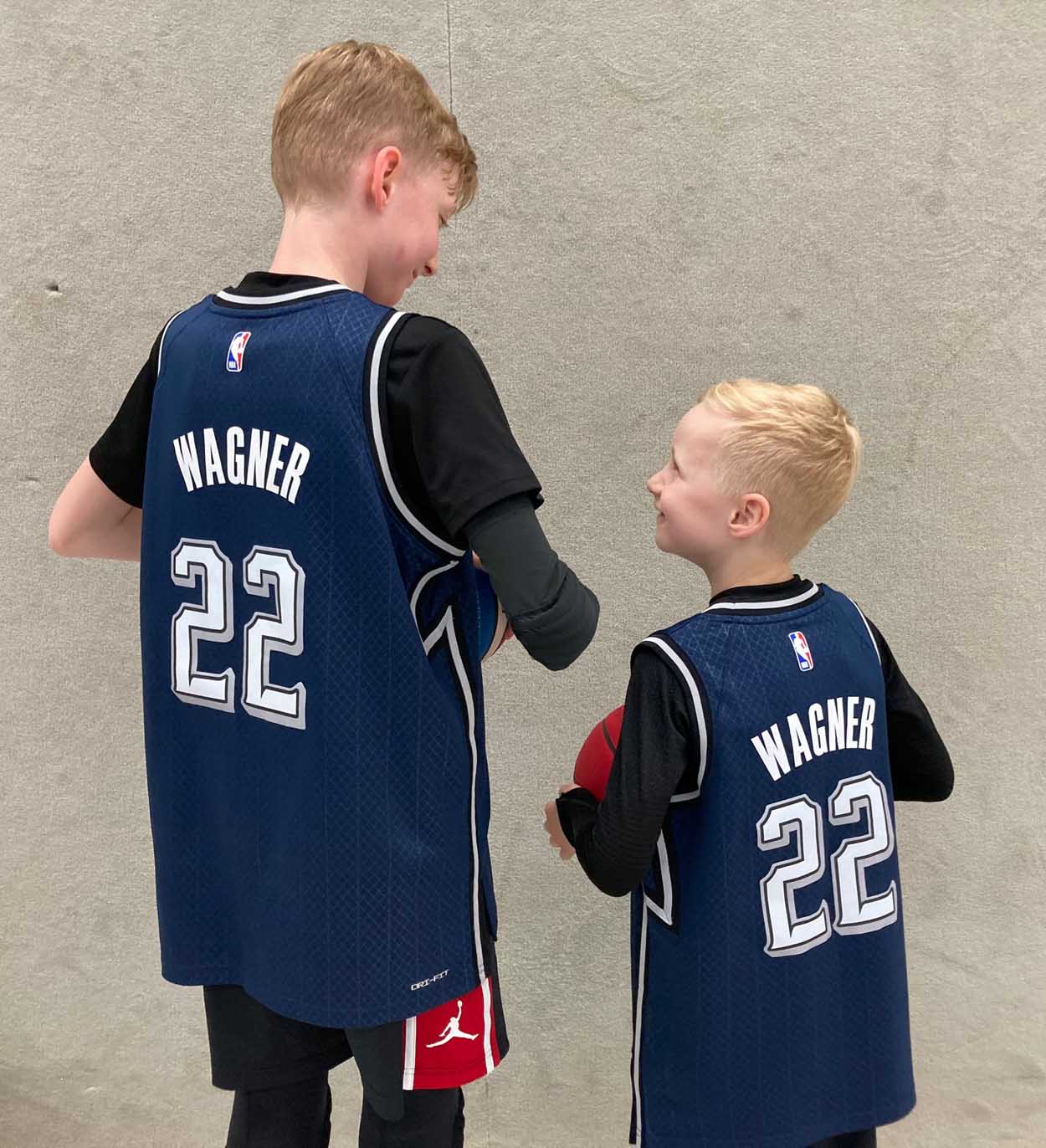 Auch die LippeBaskets haben Wagner-Brüder: David (links) und Julian Wagner, hier im Trikot der Orlando Magic, wo ihre großen gleichnamigen Basketball-Idole spielen. Foto: privat