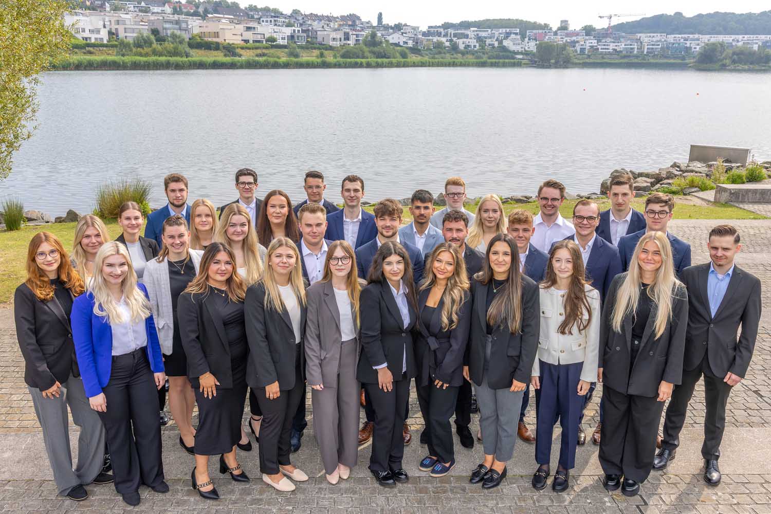Sechs der 38 neuen Azubis der Dortmunder Volksbank stammen aus dem Kreis Unna. Foto: Jan Heinze