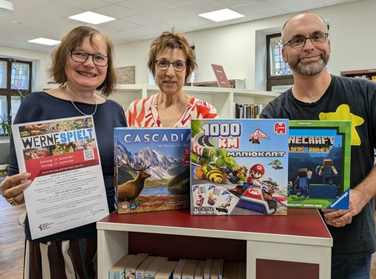 Das Bild zeigt (von links) Marion Gloger, Gerlinde Schürkmann (beide Stadtbücherei Werne) und Marcus Gäßner (Organisator "Werne spielt"). Foto: Margaretha Winkelmann