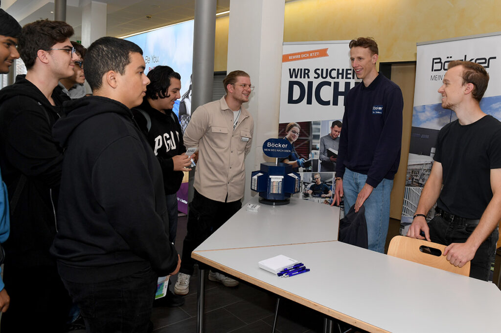 Für Mitarbeiter mit Begeisterung für große Maschinen geht es hoch hinaus, erfuhren die Interessierten am Stand der Firma Böcker. Das Werner Familienunternehmen entwickelt und fertigt Krane, Aufzüge und Lifte. Foto: MSW