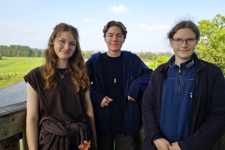 Caroline Zeeck (von links), Alec Trabhardt, Julia Przybylo und Noah Steinmeier (nicht im Bild) absolvieren ein Freiwilliges Ökologisches Jahr. Foto: Umweltzentrum Westfalen