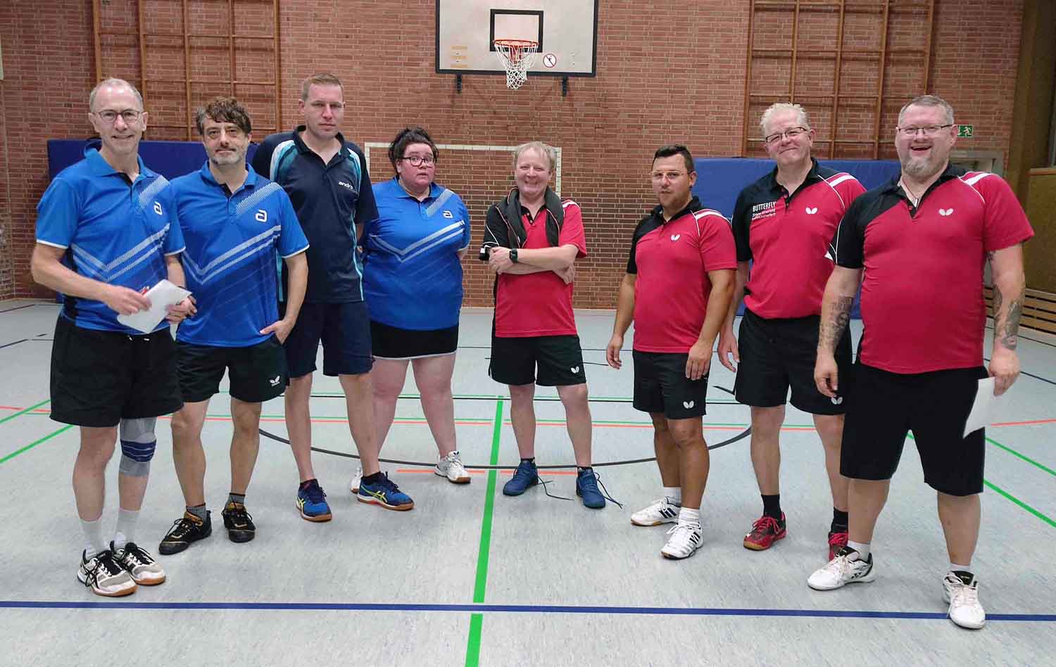 Beide Teams bei der Verabschiedung nach dem Spiel (von links): TTC Werne: Martin Brocke, Daniel Ahlert, Michael Jankord und Katharina Schwirten; TuWa Bockum-Hövel: Andreas Idczak, Damian Weinert, Manfred Scharbaum und Michael Glomp. Foto: TTC