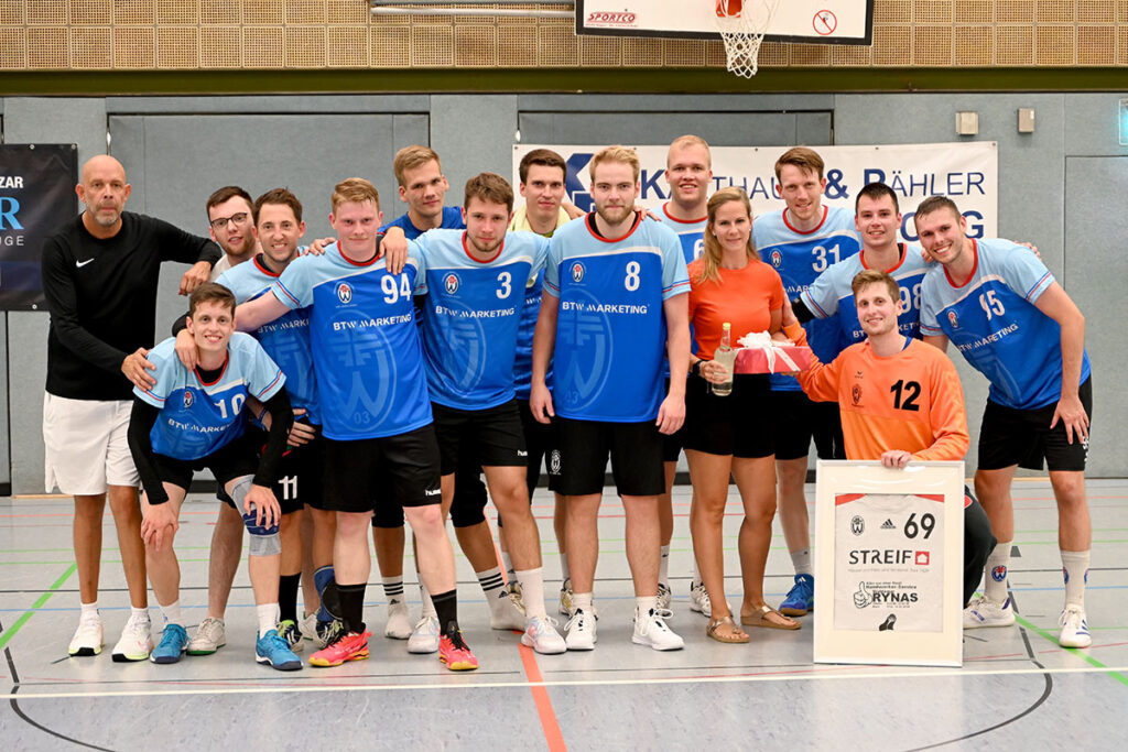 Nach dem Spiel wurde Jana Stengl verabschiedet. Acht Jahrelang betreute die Physiotherapeutin das Herrenteam des TV Werne. Foto: MSW