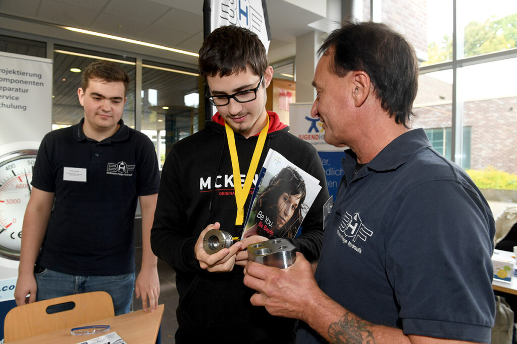 Wie wird aus einem Metallrohling ein passendes Bauteil für Maschinen? Am Stand der Beckmann-Fleige Hydraulik GmbH gab’s Informationen über die Projektierung und Fertigung von Hydraulik-Aggregaten und -Steuerungen. Foto: MSW