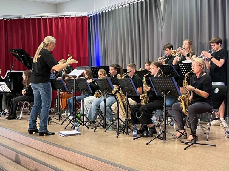 Die gemeinsame Big Band der beiden Werner Gymnasium begeisterte bei der Premiere. Fotos: Berendes