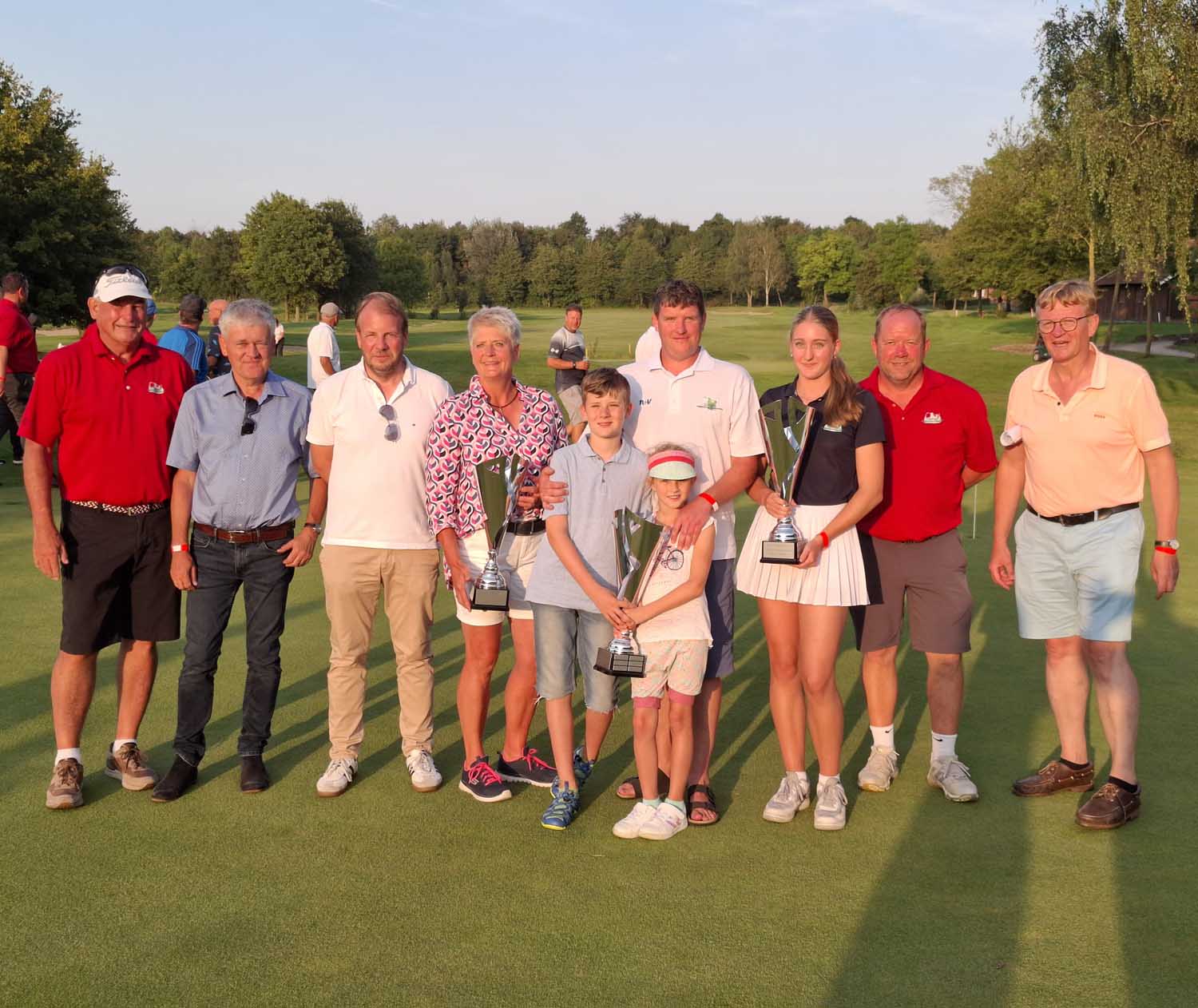 Die Clubmeister 2024, Anja Dornheim, Christian Neumann (mit seinen stolzen Kindern) und Carina Beckmann, mit (von links) Vizepräsident Dr. Uli Paschedag, Präsident Benedikt Striepens und Geschäftsleiter Tim Schiffmann sowie Spielführer Beppo Löcke und Schatzmeister Ulrich Beckmann (rechts). Foto: GC WW/Messing