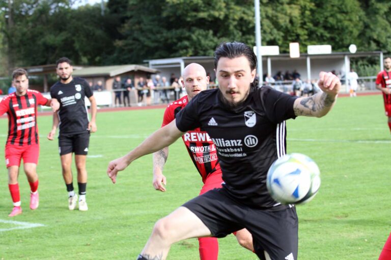 Einmal mehr traf Berke Durgut für Eintracht Werne - diesmal beim 3:0-Heimsieg gegen die SpVg Bönen. Fotos: Wagner