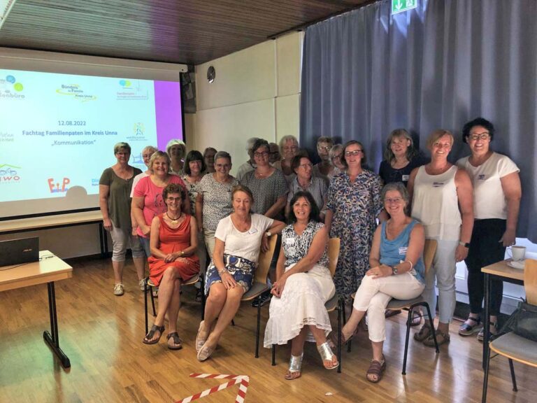 Elisabeth Meßner (ganz rechts) freut sich auf neue Ehrenamtliche, die Familienpaten werden wollen. Foto: Archiv