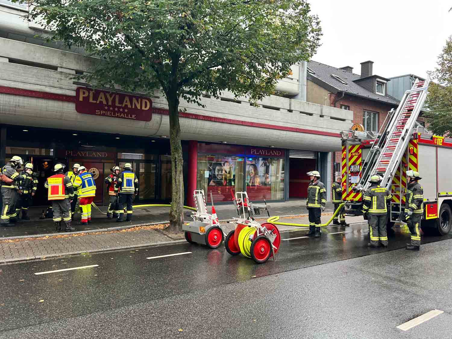In einer Spielhalle an der Alten Münsterstraße musste die Feuerwehr Werne einen Brand in einer Zwischendecke löschen. Fotos: FFW