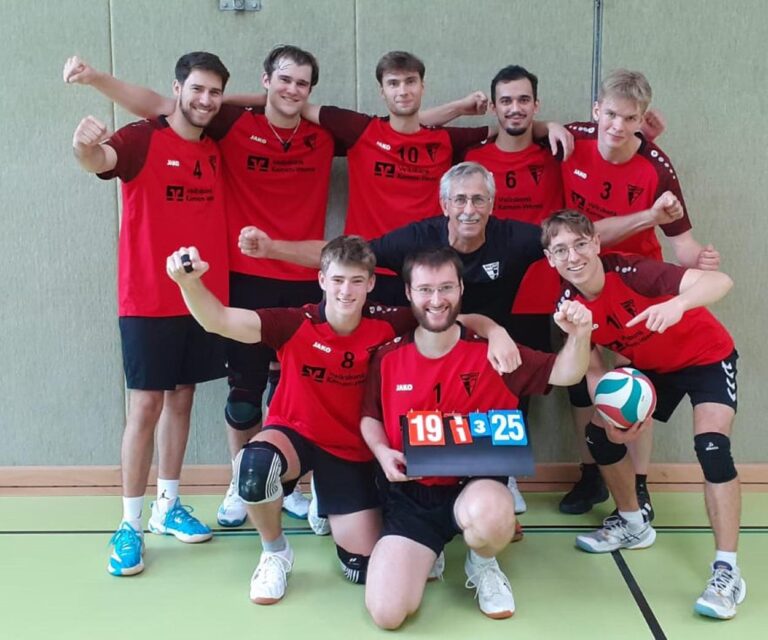 Die 1. Herren des Werner SC freuen sich mit Trainer Bronek Bakiewicz über den ersten Saisonsieg. Foto: Kollhoff