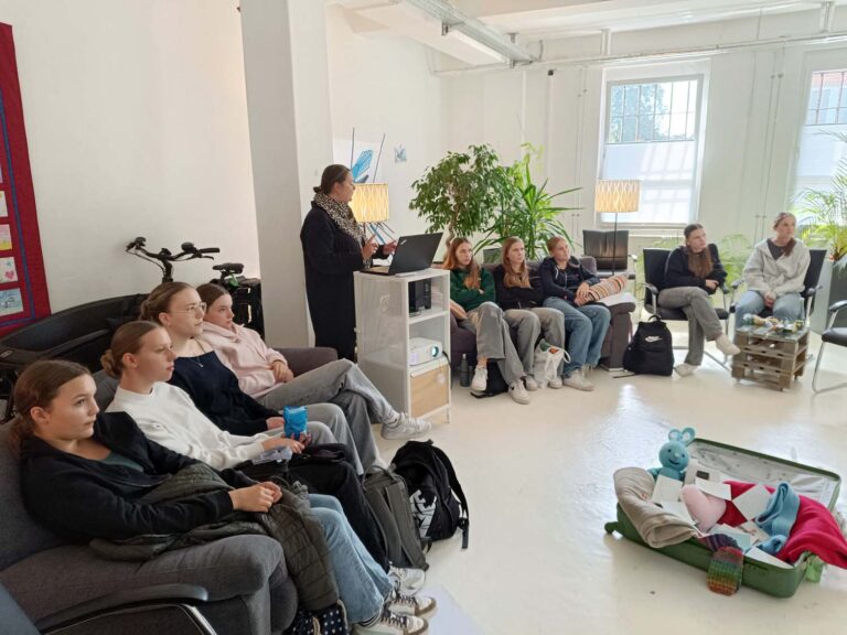 Nicole Bunk berichtete den Jugendlichen über die ehrenamtliche Arbeit im Ambulanten Kinder- und Jugendhospizdienst. Foto: GSC