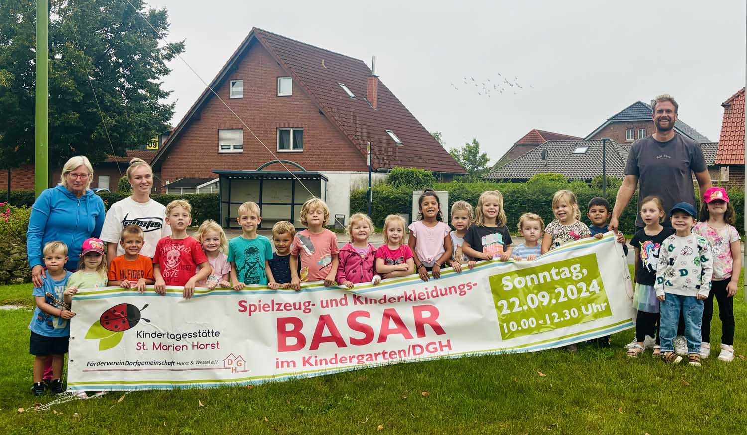 Freuen sich auf viele Besucherinnen und Besucher: Kitaleiter Tim Köhler, die Erzieherinnen und die Kita-Kids. Foto: Heinze