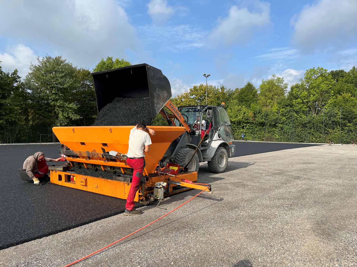 Bahn für Bahn entsteht die elastische Tragschicht für den neuen Kunstrasenplatz der SC Capelle. Foto: Gemeinde Nordkirchen/Hauck