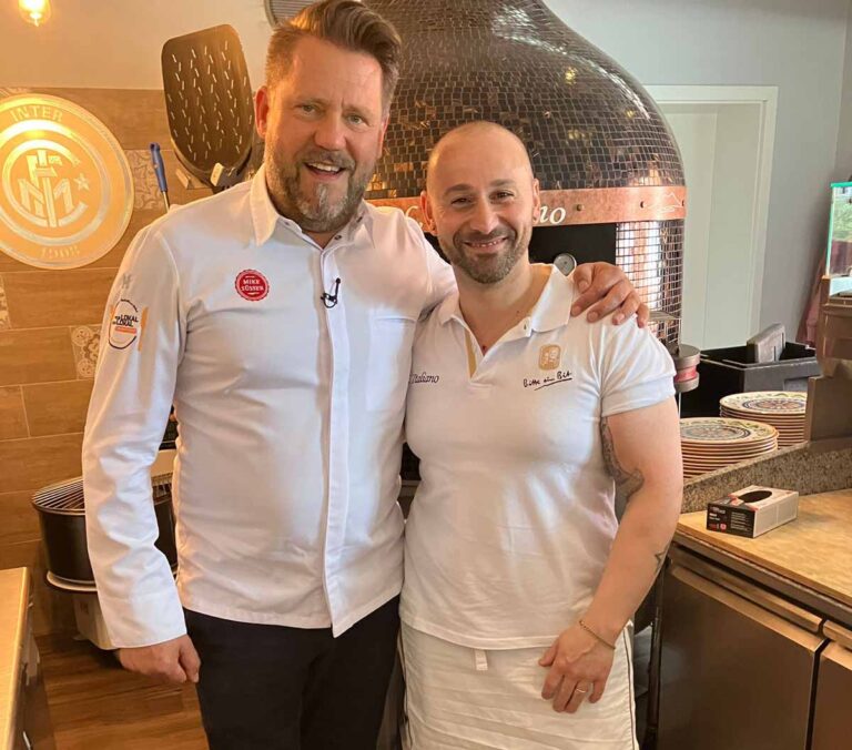 Starkoch Mike Süsser war im L'Italiano in Werne zu Gast und schaute Alessandro Carbone (rechts) über die Schultern. Foto: privat